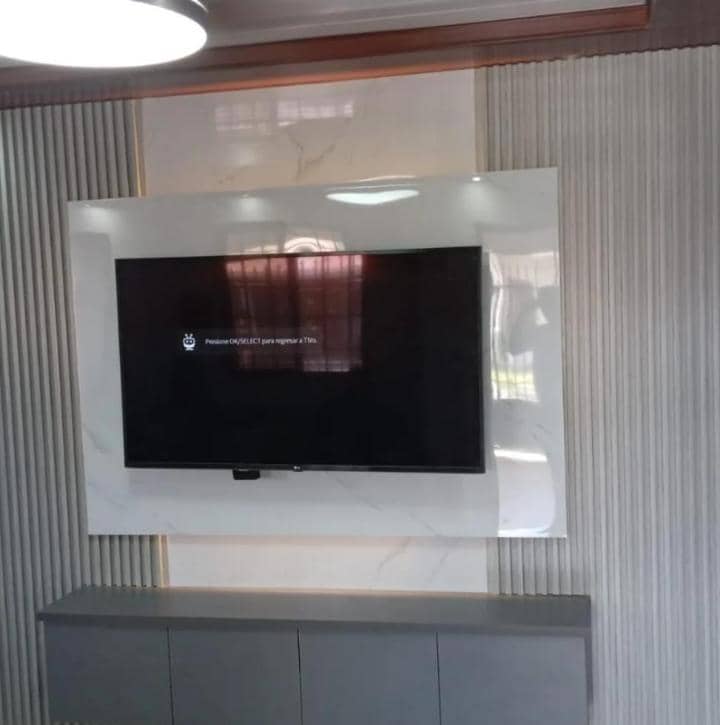 Panel decorativo para televisión y mueble suspendido, fotografía compartida por Constructora Josney