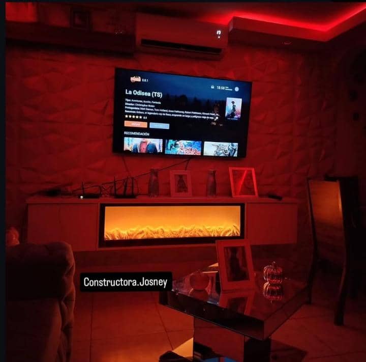 Interior con iluminación roja y pared decorativa